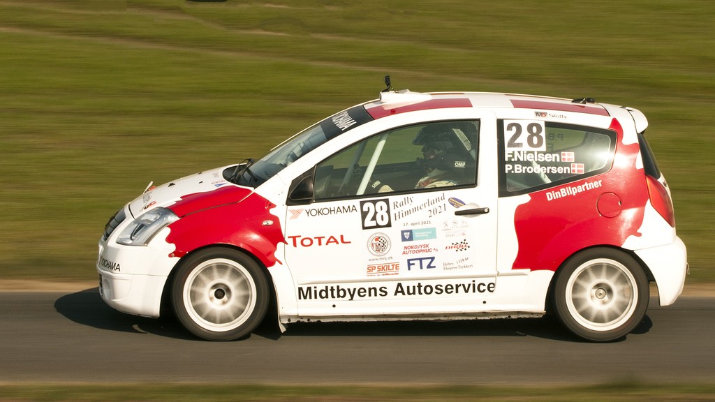 Frank Nielsen og Per Brodersen havde god fart i den rød-hvide Citroén C2R2 Max
(Foto: rallypics.dk / Viggo Johansen)